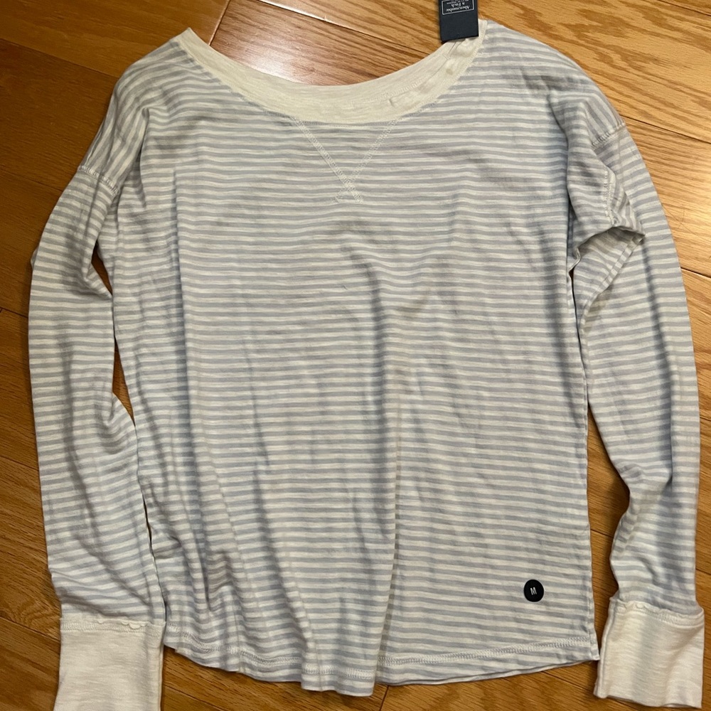 A&F soft tee size M